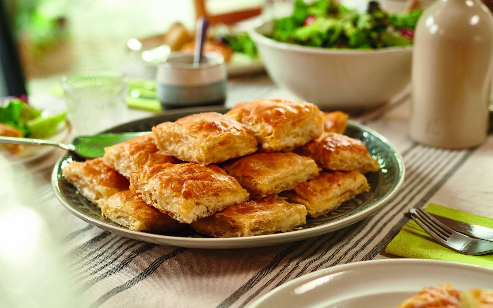 Σπιτική Κασερόπιτα με κασέρι και κεφαλογραβιέρα Ηπείρου Χρυσή Ζύμη