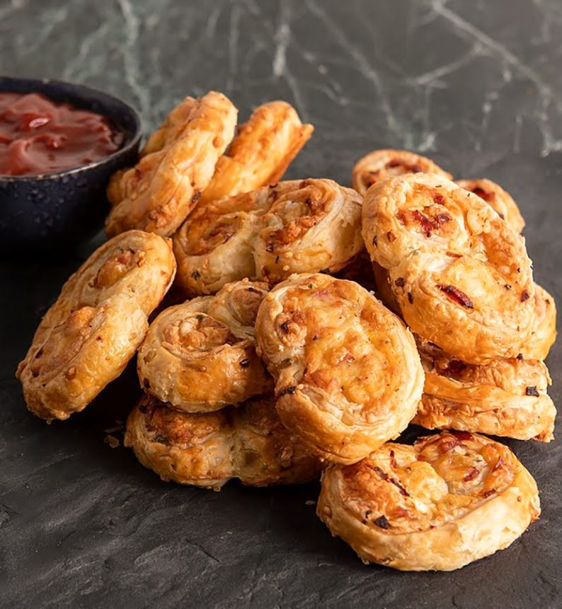 Αλμυρά Palmier-Γυαλάκια με τυριά και μπέικον από τον Άκη Πετρετζίκη