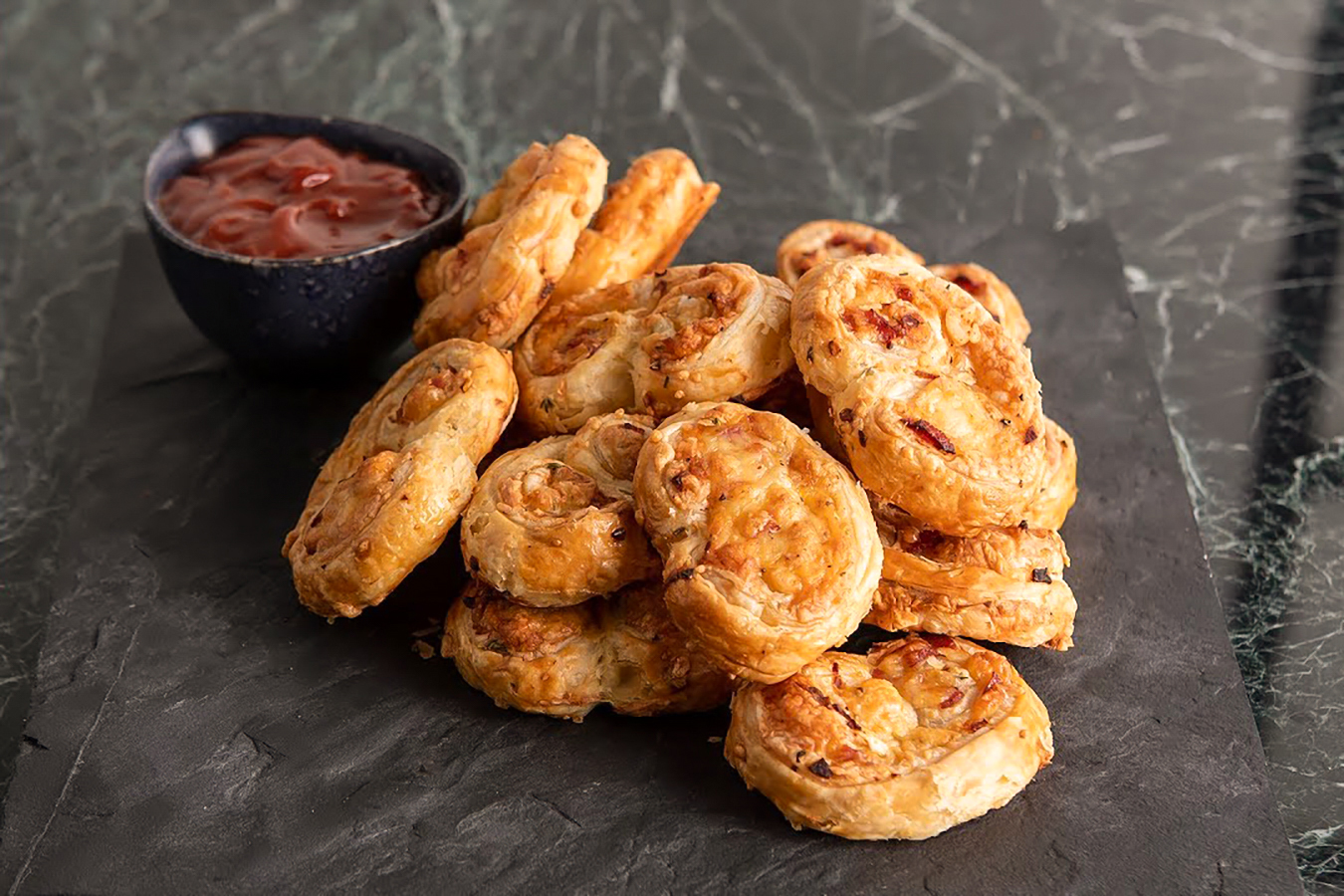 Αλμυρά Palmier-Γυαλάκια με τυριά και μπέικον από τον Άκη Πετρετζίκη