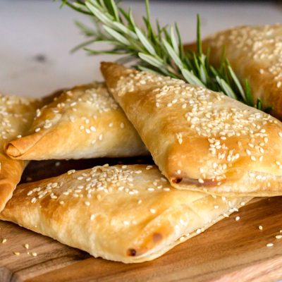 Κοτοπιτάκια με χωριάτικο φύλλο από τον Άκη Πετρετζίκη