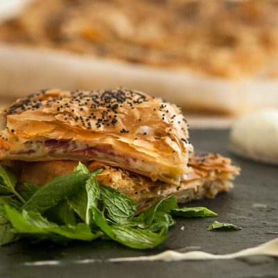 Παστουρμαδόπιτα με σως γιαουρτιού από τον Άκη Πετρετζίκη