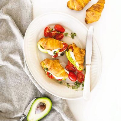 Croissants βουτύρου Χρυσή Ζύμη με Κρέμα Φέτας, Αβοκάντο και Θυμάρι