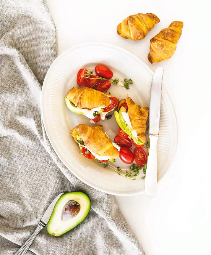 Croissants βουτύρου Χρυσή Ζύμη με Κρέμα Φέτας, Αβοκάντο και Θυμάρι