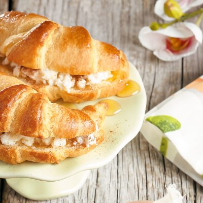 Croissants βουτύρου Χρυσή Ζύμη με Ανθότυρο, Μέλι και Κανέλα