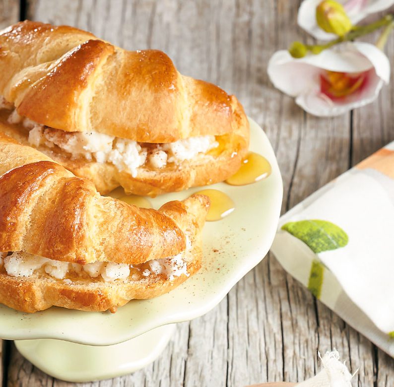 Croissants βουτύρου Χρυσή Ζύμη με Ανθότυρο, Μέλι και Κανέλα