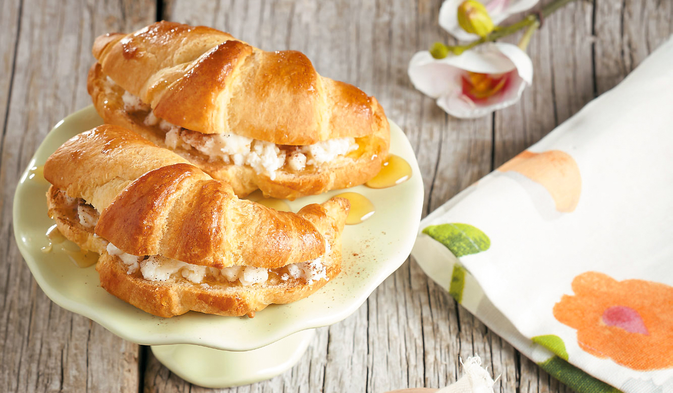 Croissants βουτύρου Χρυσή Ζύμη με Ανθότυρο, Μέλι και Κανέλα