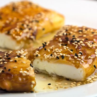 Φέτα Σαγανάκι σε Φύλλο, με Μέλι και Σουσάμι (Cucina di Caruso) με Χωριάτικο Φύλλο