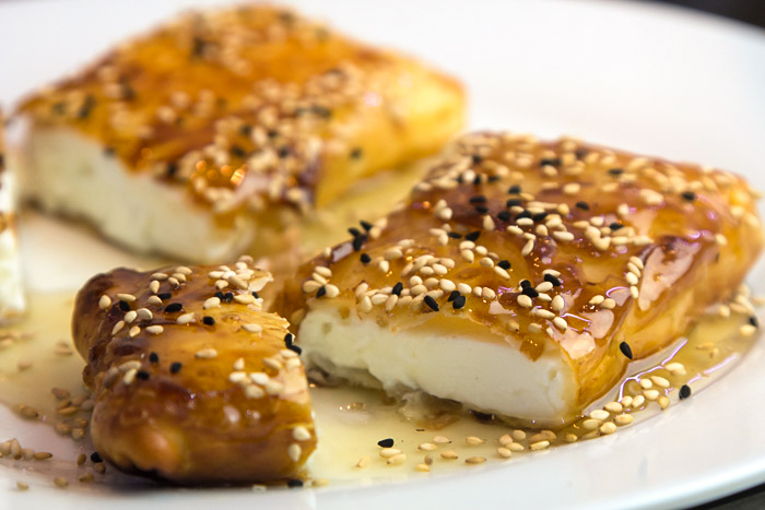 Φέτα Σαγανάκι σε Φύλλο, με Μέλι και Σουσάμι (Cucina di Caruso) με Χωριάτικο Φύλλο