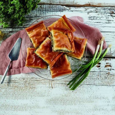 παραδοσιακή σπανακόπιτα με φέτα, σπανακοτυρόπιτα με χωριάτικο φύλλο