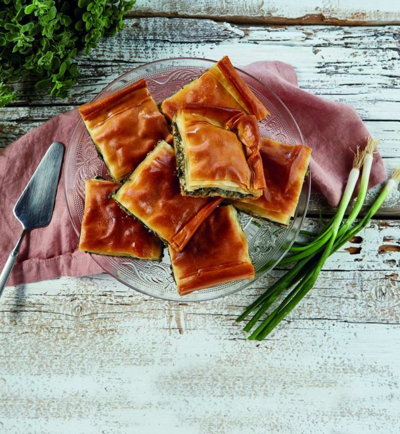 παραδοσιακή σπανακόπιτα με φέτα, σπανακοτυρόπιτα με χωριάτικο φύλλο