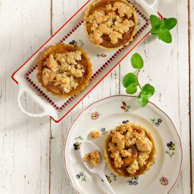 Ταρτάκια με Νεκταρίνια και Crumble Αμυγδάλου με φύλλο Κουρού Χρυσή Ζύμη
