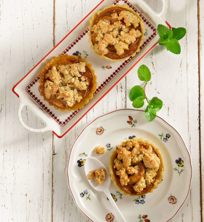 Ταρτάκια με Νεκταρίνια και Crumble Αμυγδάλου με φύλλο Κουρού Χρυσή Ζύμη