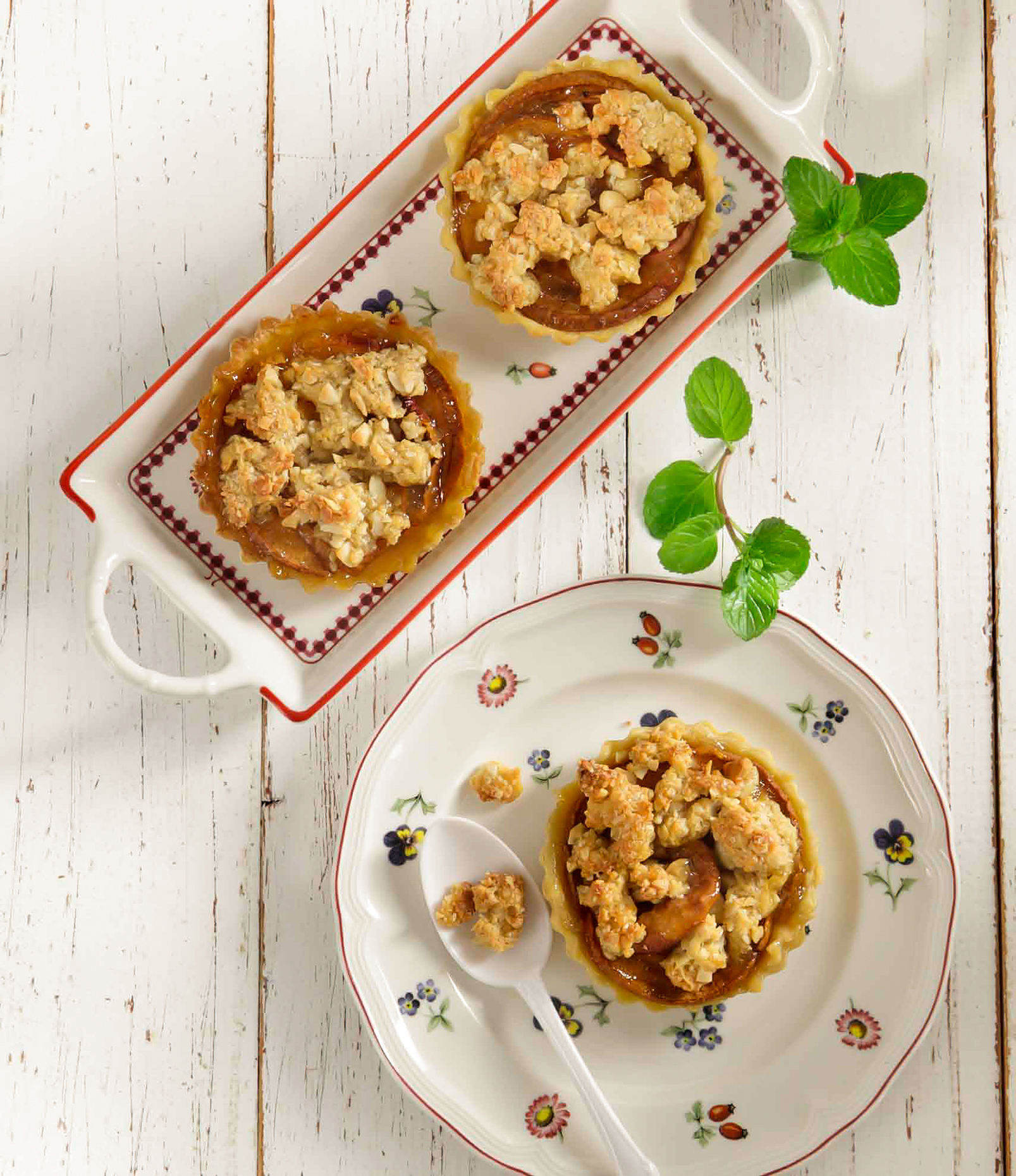 Ταρτάκια με Νεκταρίνια και Crumble Αμυγδάλου με φύλλο Κουρού Χρυσή Ζύμη