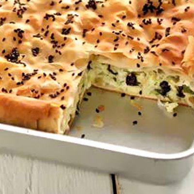 Τυρόπιτα με Κουκουνάρια και Σταφίδες σε χωριάτικο φύλλο Χρυσή Ζύμη