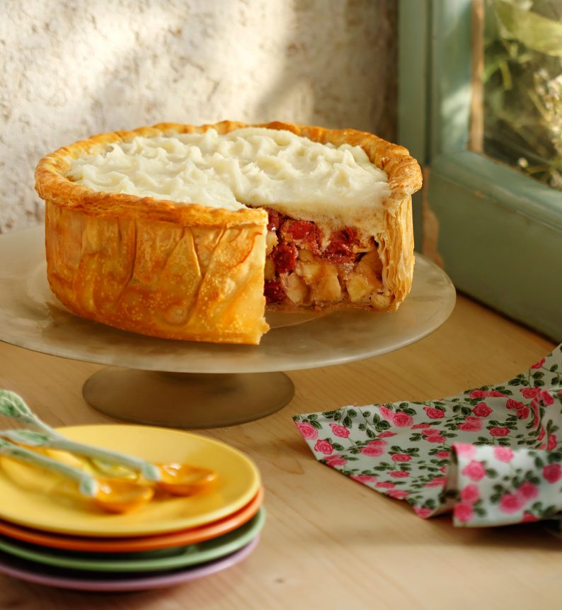 Πίτα με crumble απο μπισκότα digestive, μήλα και κεράσια