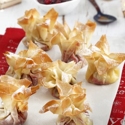 Γιορτινά πουγκιά με brie και cranberries Χρυσή Ζύμη