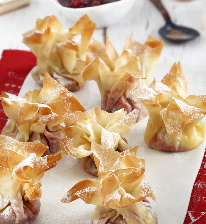 Γιορτινά πουγκιά με brie και cranberries Χρυσή Ζύμη