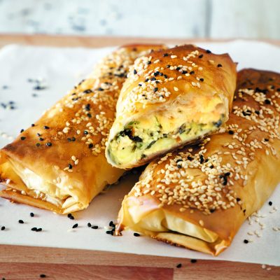 ΠΑΤΑΤΟΠΙΤΕΣ ΜΕ ΚΡΕΜΜΥΔΙ ΣΠΑΝΑΚΙ ΚΑΙ ΤΥΡΙ