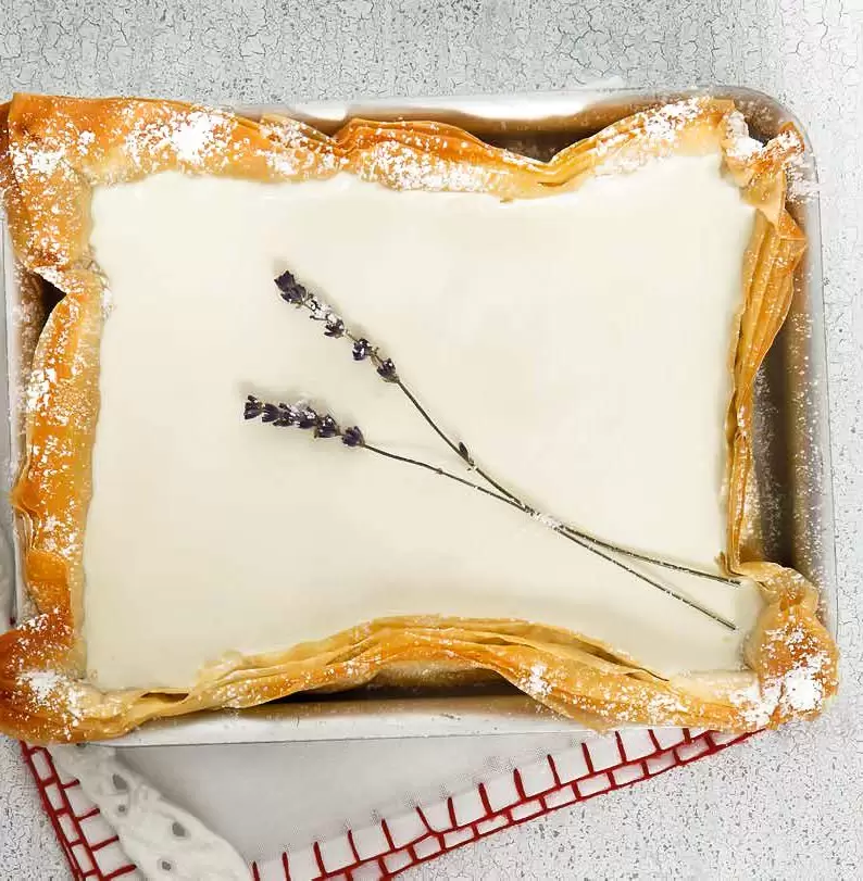 Ανοιχτή Πίτα με Κρέμα αρωματισμένη με Λεβάντα με Φύλλο Κρούστας για Γλυκά Χρυσή Ζύμη